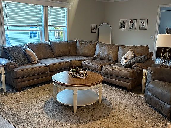 5th image of 3298 Hillcrest Way