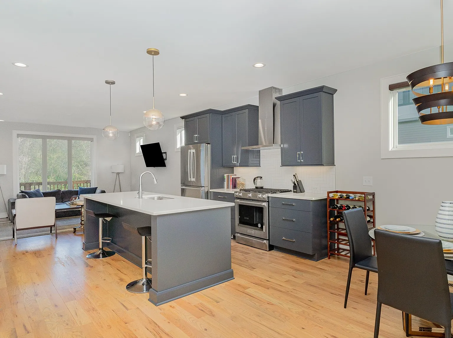 4 bed, 2501 sqft, $3,900 — Photo 2