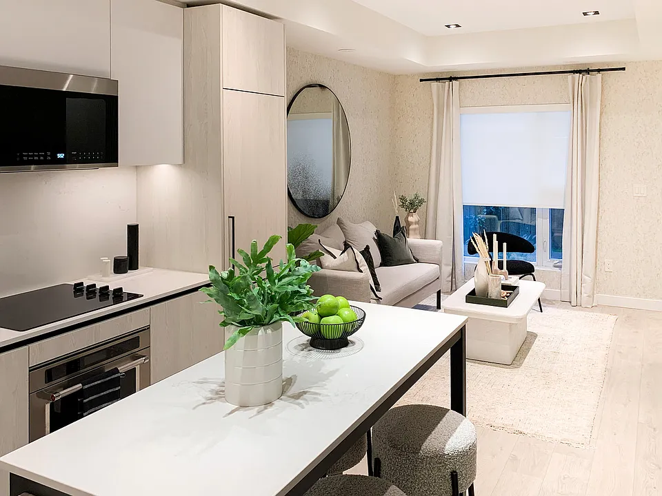 209 Steeles Ave W