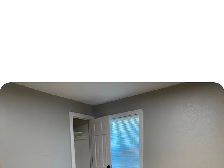 Middle bedroom.