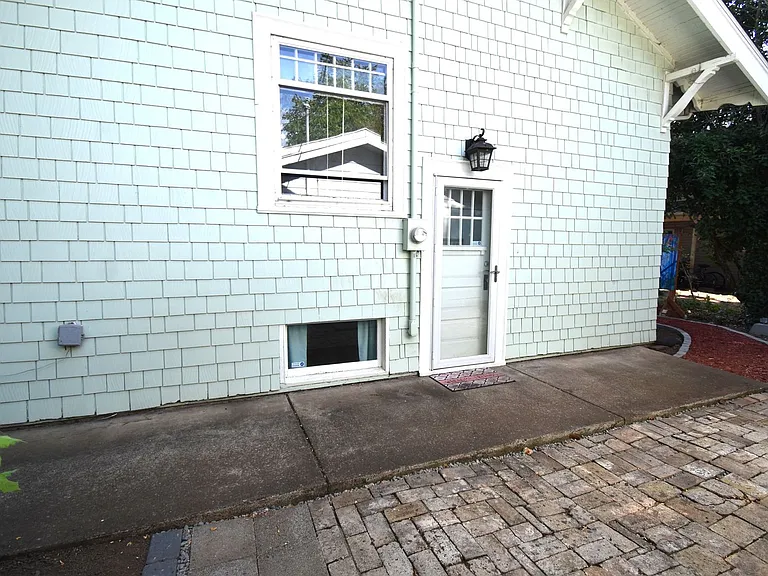 586 Grove St — Photo 32