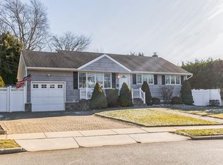 5 Haven Ln, Old Bethpage, NY 11804