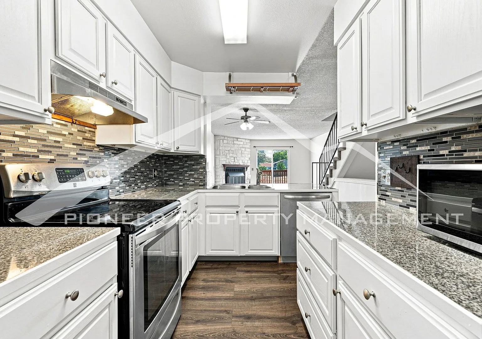 Spacious Townhome in Aurora with AC and Patio! — Photo 3