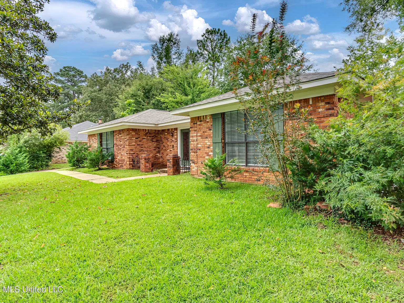 3 bed, 2.0 bath, 2320 sqft, $2,100 — Photo 2