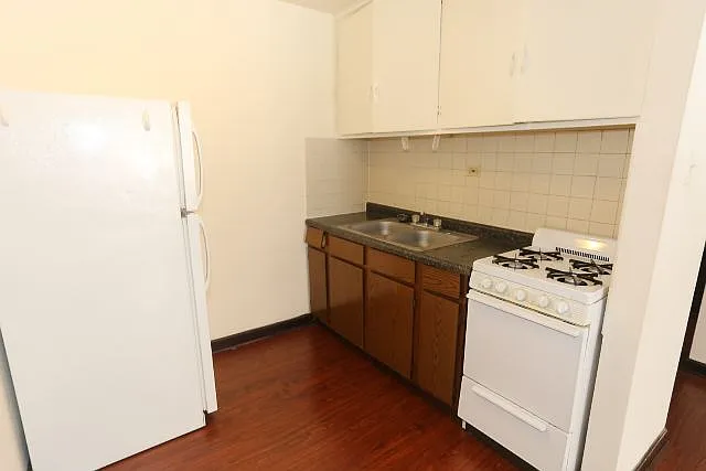 Building Photo - 1211 W Elmdale Ave #8
