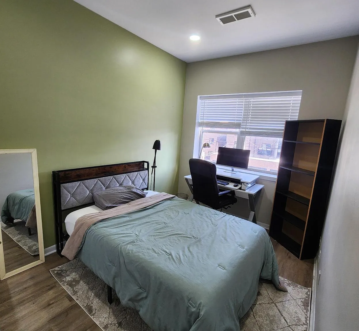 2231 W Warren Blvd — Photo 1