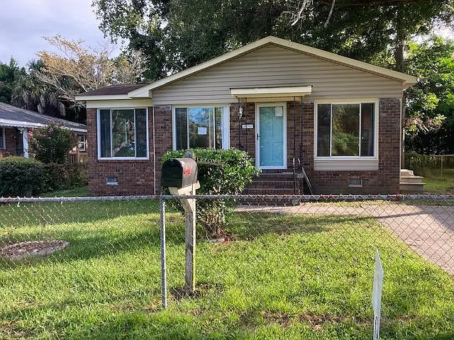 3 bed, 1270 sqft, $2,600 — Photo 1