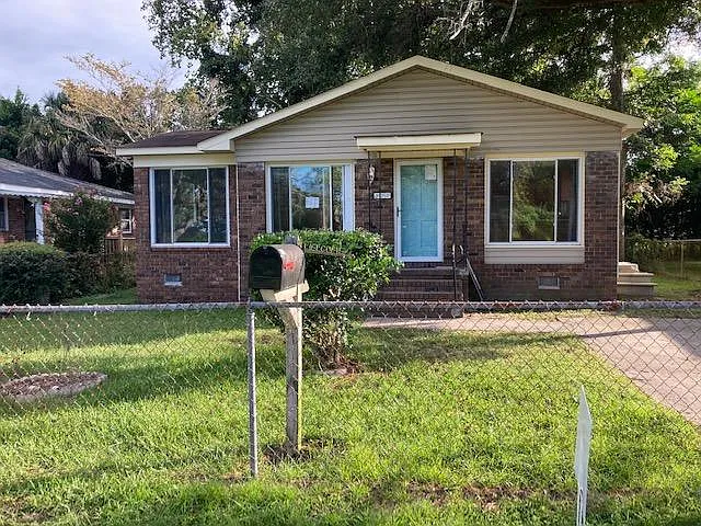 811 Minnie St — Photo 1