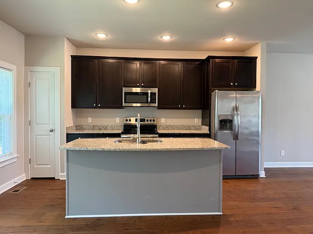3 bed, 2150 sqft, $2,500 — Photo 4