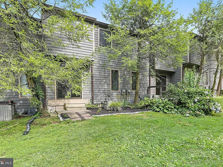 7008 Sherwood Rd #36 — Photo 38