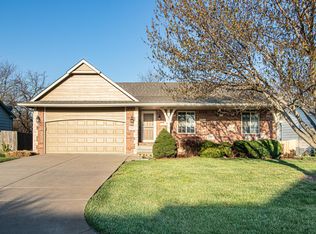 915 N Cedar Brook Cir, Mulvane, KS 67110