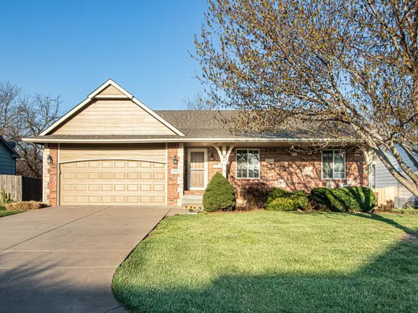 915 N Cedar Brook Cir, Mulvane, KS 67110