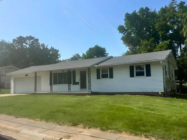 610 Oakwood Ln, Washington, IL 61571