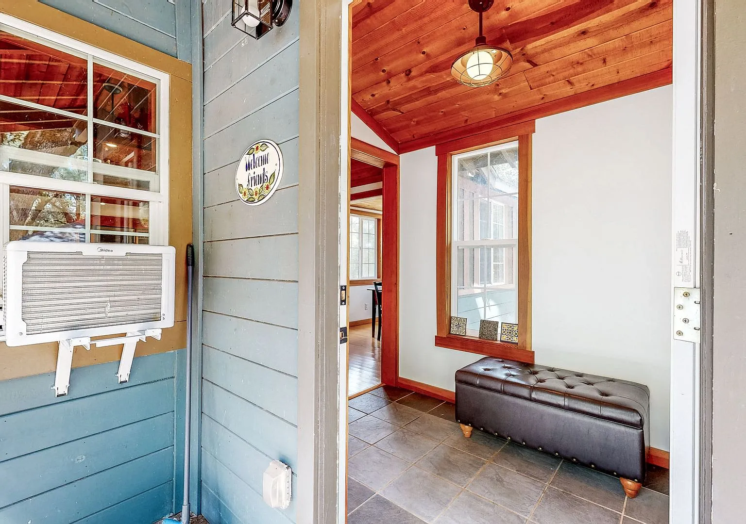 Beautiful Fully Furnished Private Two Bedroom One Bathroom House with Large Yard — Photo 3