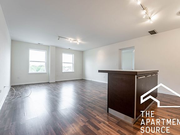 3rd image of 1544 W Glenlake Ave APT 2C