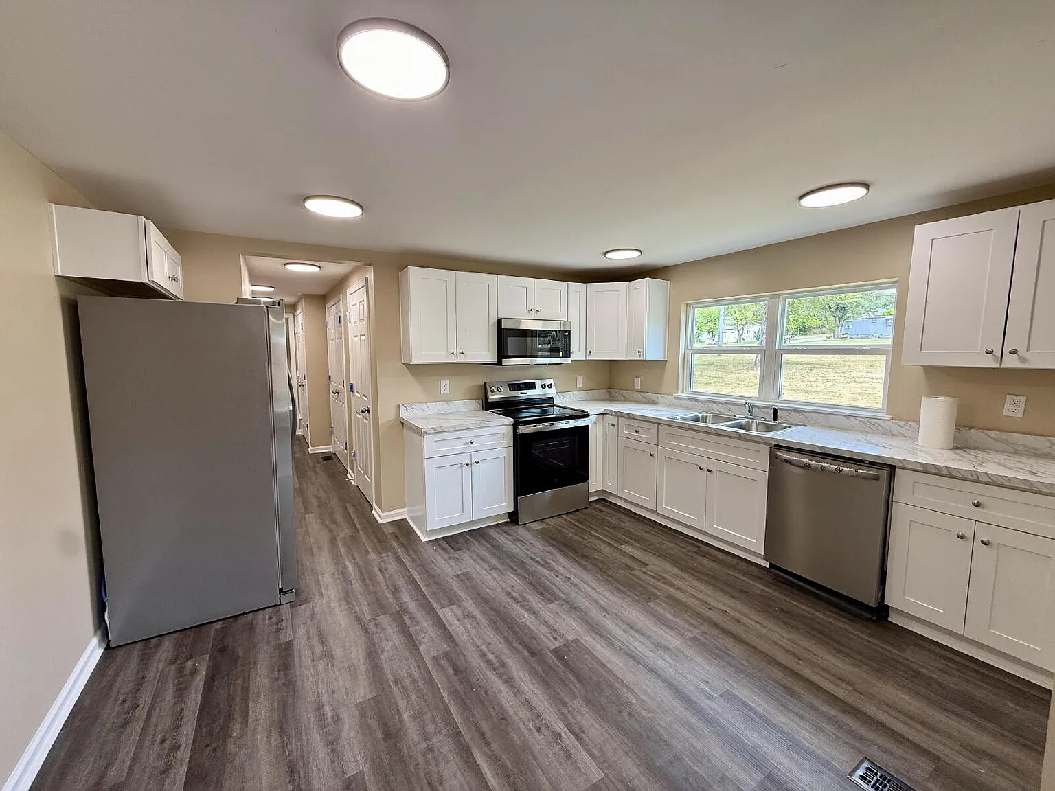 3 bed, 2.0 bath, 1360 sqft, $1,850 — Photo 3
