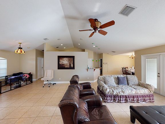 3rd image of 856 SW Tulip Blvd