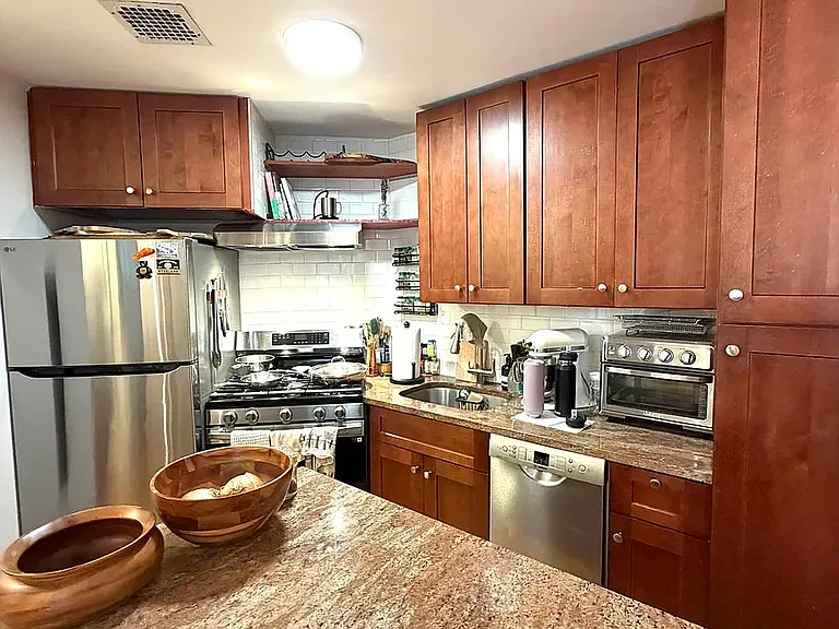85 6th Ave #C — Photo 4