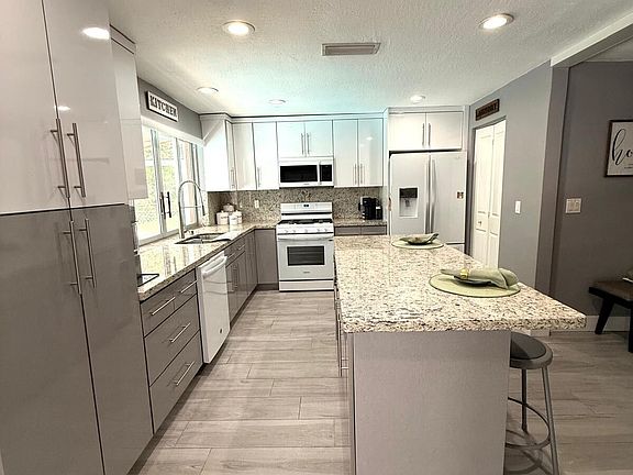 4th image of 9340 NW 21ST Manor