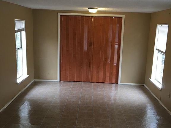4th image of 814 E Barton Ave