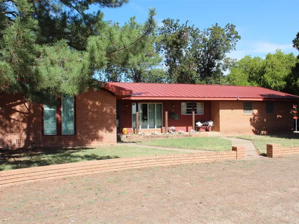 1621 W Main St, Munday, TX 76371