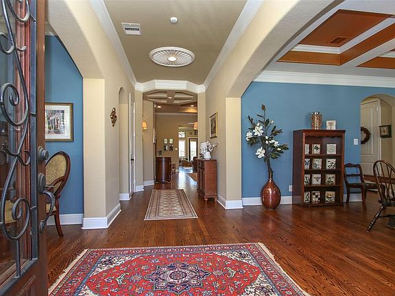 Let's go in and take a look around! Don't forget to look up! There's lots of architectural details you don't want to miss!