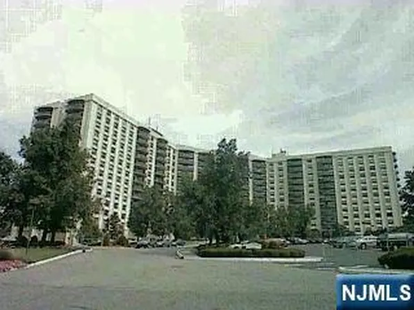 2 Claridge Dr APT 2NE, Verona, NJ 07044