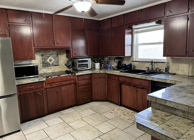 3 bed, 2.0 bath, 2616 sqft, $1,900 — Photo 4