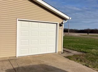 2722 S Skyway Rd, Peoria, IL 61607