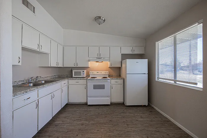 2139 W Devonshire Ave #4 — Photo 8