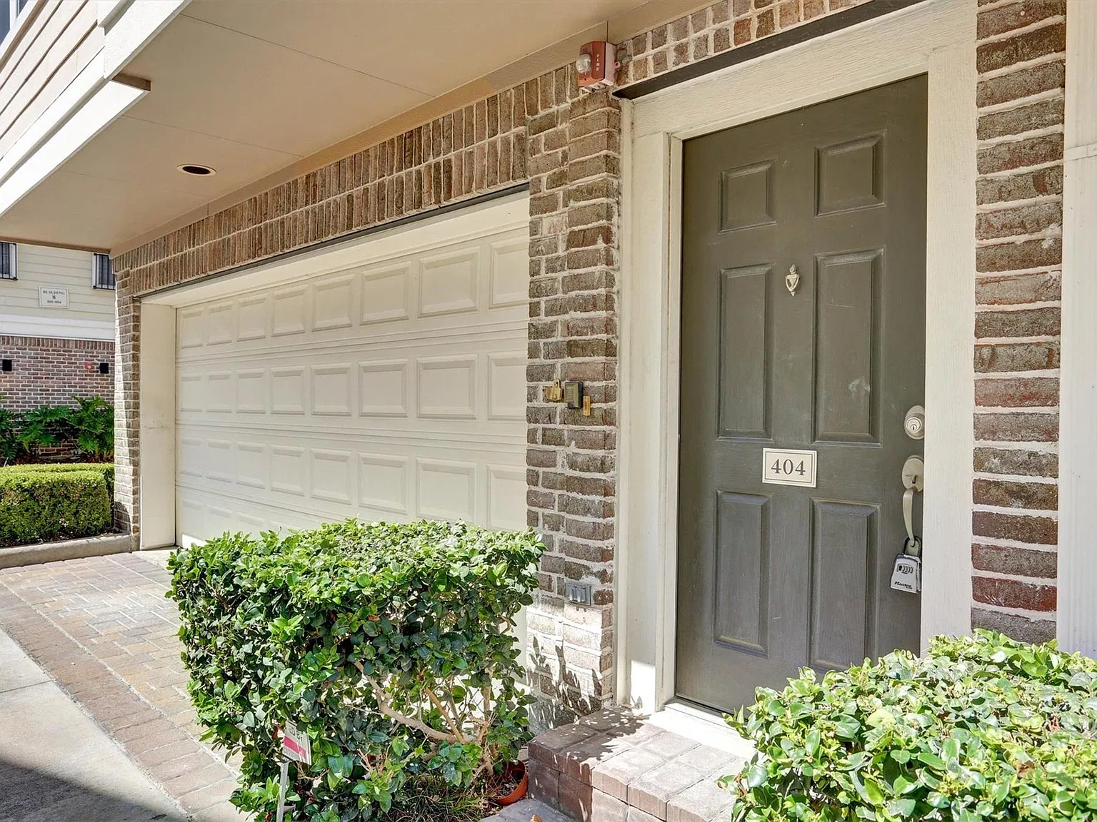 2 bed, 1.5 bath, 1277 sqft, $1,995 — Photo 3