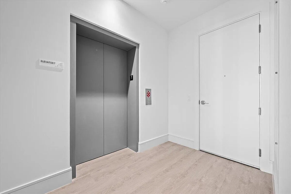 Nautilus 220 Condominium — Photo 3