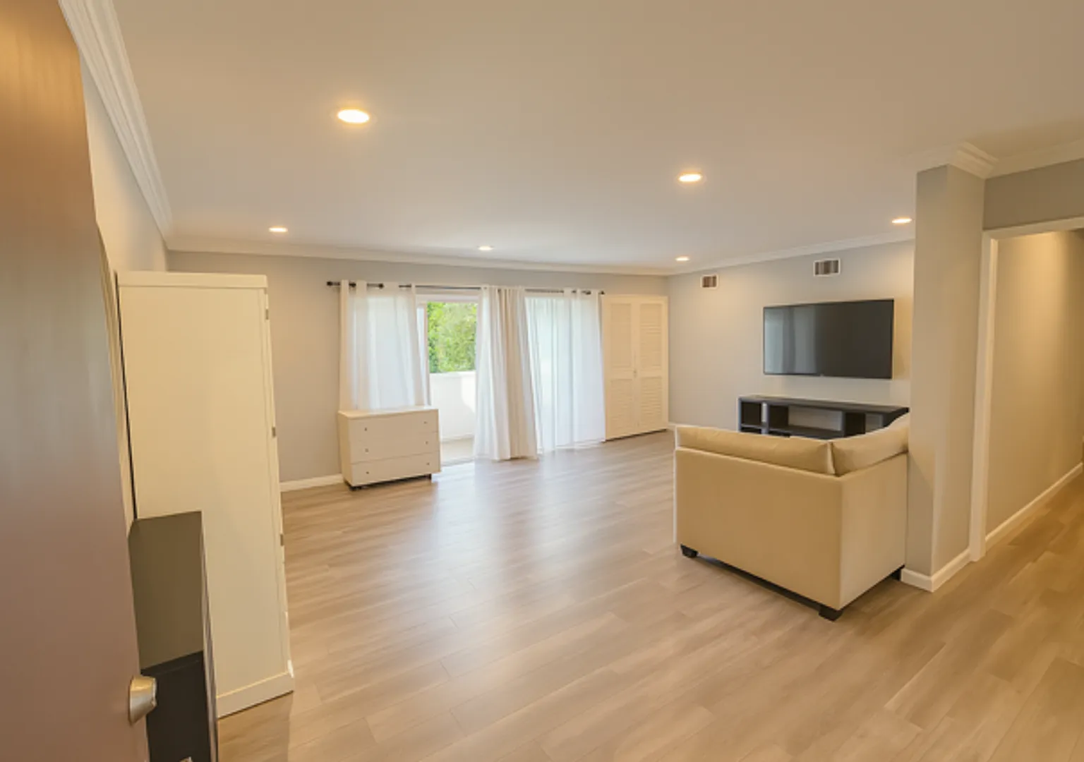 Beautiful 2 Bedroom, 1 Bathroom, Upper Unit, Valley Glen Condominium for Lease! — Photo 3