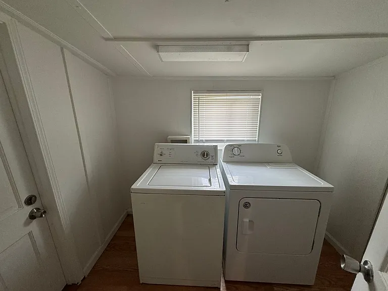 Studio Apartment includes washer / dryer — Photo 11