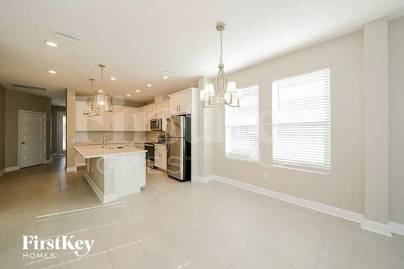 3 bed, 2.0 bath, 1553 sqft, $2,640 — Photo 4
