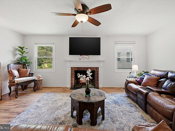 3rd image of 12847 Holiday Ln