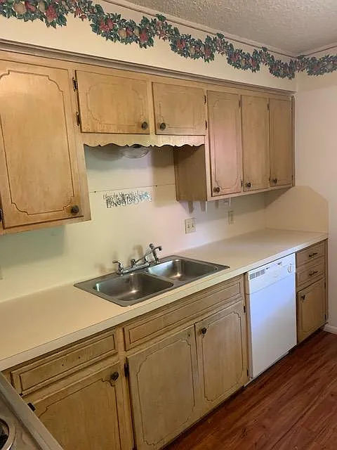2100 Austin St #18