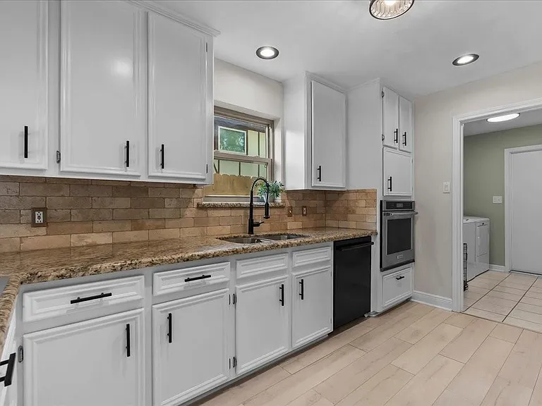 1626 Lake Bluff Dr — Photo 1