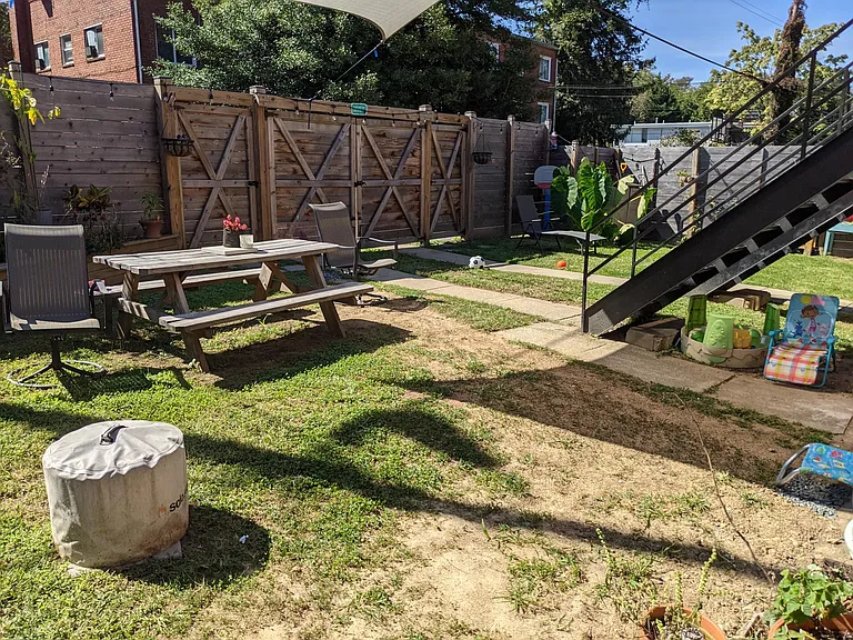 215 Hawaii Ave NE — Photo 4