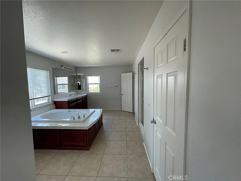 37222 Camden Dr — Photo 16