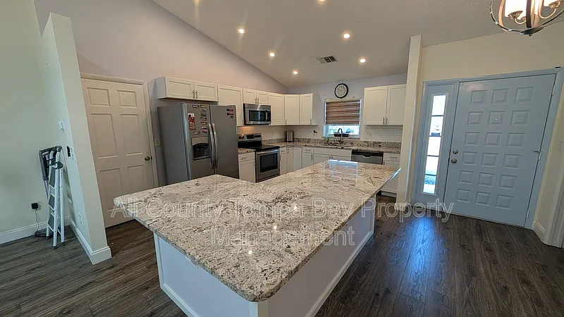 3 bed, 3.0 bath, 8833 sqft, $3,100 — Photo 3