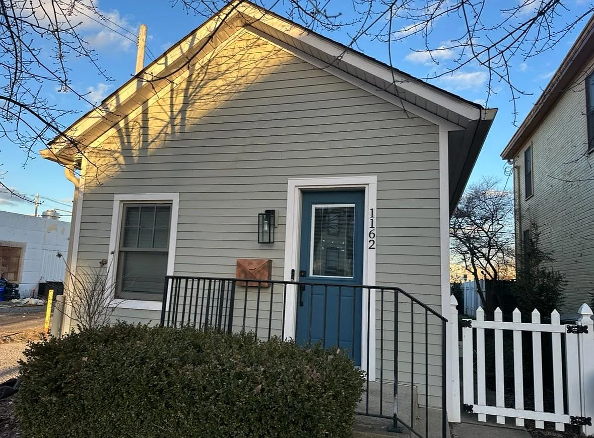 1162 Summit St — Photo 1
