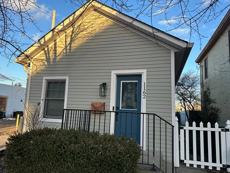 1162 Summit St — Photo 1