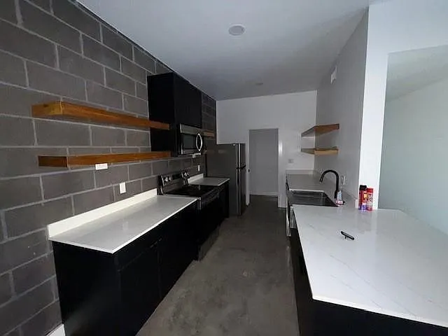 3 bed, 2.0 bath, 2640 sqft, $2,095 — Photo 2
