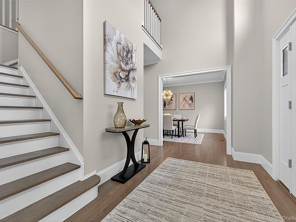 4th image of 208 Cow Neck Road