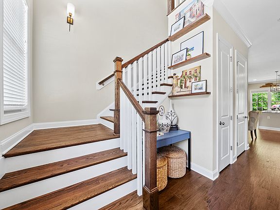 5th image of 926 Regency Cottage Pl