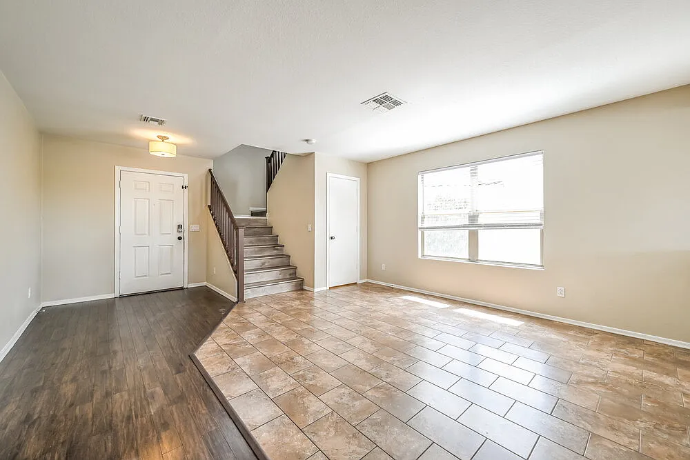3 bed, 2.5 bath, 2257 sqft, $2,070 — Photo 4