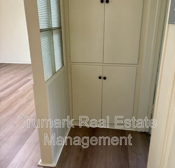 1037 E Glenoaks Blvd #A — Photo 3