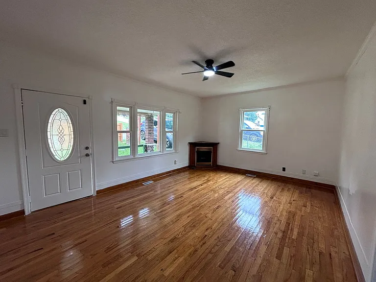 435 Lawrence St — Photo 2