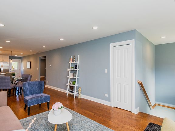 3rd image of 3050 N Olcott Ave